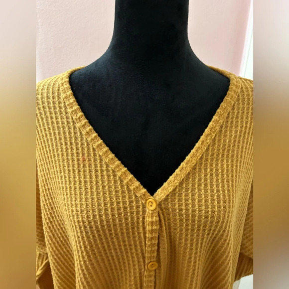 Live in the Moment Mustard Waffle Knit Blouse Sz Large Womens Knot Front - Picture 4 of 9